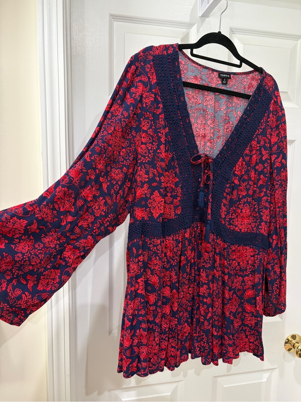 EUC | Torrid Navy and Red Floral Peasant Tunic | 3X